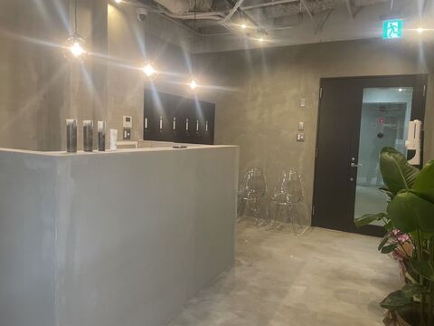 【烏丸】それぞれの生活環境にあわせて、自由に働き方相談可能！！≪平均客単価10000円！高単価業務委託サロン≫≪完全マンツーマン≫集客抜群！！客単価が高いため数をこなさなくても稼いでいける環境！余裕を持った施術枠で接客していける髪質改善サロン！「Uto（ウト）」からスタイリスト（美容師）の求人☆★