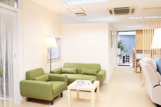 【四条烏丸】≪日曜定休☆社会保険完備☆20時まで☆≫高いリピート率で幅広い年齢層の方から愛されるサロン″Lily First（リリーファースト）″♪経験を十分に活かせ、社内講習でスキルアップもできる環境が整っています♪アイリスト（アイデザイナー・まつげエクステ）の求人☆☆