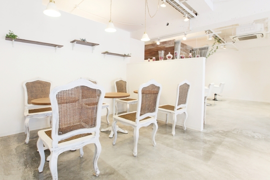 【稲野】≪スタイリスト給与26万円スタート！≫≪社会保険完備≫≪完全週休二日制≫≪女性比率100％サロン≫手厚い保障で安心して働けるサロン。ママさん美容師さんが活躍中「dot.hair (ドットヘアー)からスタイリスト（美容師）の求人☆☆