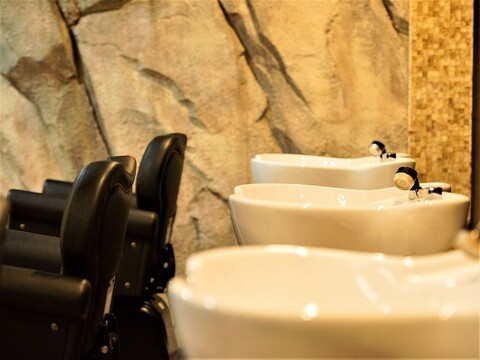 【戸塚】≪完全週休2日制・フレックスタイム制・社会保険完備≫選べる雇用形態で、最大65％の歩合率！スタイリストとしてもう一つステップアップできる安心の待遇があります！ライフイベントごとの環境変化にも柔軟に対応可能な「Flor 戸塚（フロールトツカ）」からスタイリスト（美容師）の求人★☆