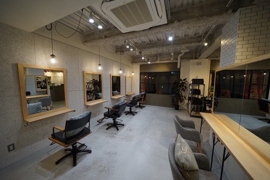 【阪急伊丹駅】≪社会保険完備・19時頃に退勤可能・有給休暇あり≫離職率が低く、スタッフ思いの社風で居心地が良いサロンです！GW休暇や誕生日休暇、創立記念休暇などお休みも充実！パーマ無し、カットカラーに特化したトレンド発信サロン！ハイトーンカラーが得意なのでカラー好きの方にオススメ！「Kir'oom 伊丹船原店（キールームイタミフナハラテン）」からアシスタント（美容師）の求人☆★