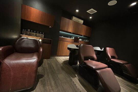 【東浦和】≪社会保険完備≫≪土日休み取得可能≫アカデミー制度があり、カット入客までは10ヶ月！サロンワーク未経験の新卒生からブランクのある方まで、安心してスタートできる環境あり！「Leaves 東浦和店（リーブスヒガシウラワテン）」からアシスタント（美容師）の求人★☆