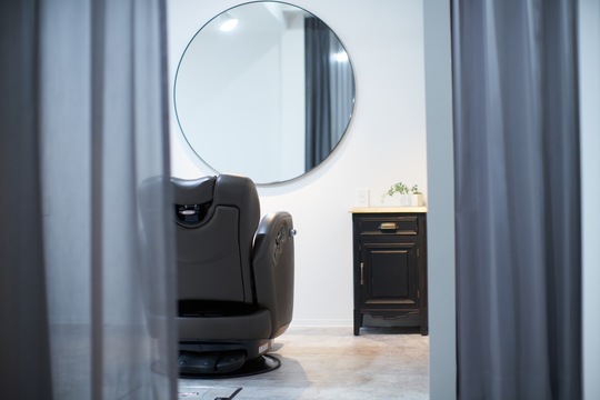 【高鷲】≪未経験・通信生・新卒生OK≫≪営業時間内レッスンOK≫≪社会保険完備≫≪完全週休2日制≫≪月1回日曜定休あり≫≪営業時間19時まで≫ダメージレスにこだわりがあり、高いレベルの知識と技術が学べる環境です☆スタッフ同士仲も良くアットホームな癒し系ヘアサロン「Aioon（アイオーン）」からアシスタント（美容師）の求人☆★