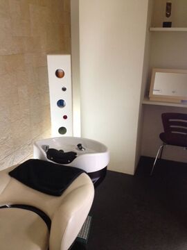 【香里園】質の高い技術と接客で美意識の高いお客様から支持されています！美容師として、人として成長できる環境で一緒にがんばりませんか ウッドテイストの内装に観葉植物のグリーンが映える、ナチュラル系サロンhair&make O (ヘアメイクオー)からアシスタント(美容師)の求人☆★