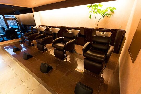 【横浜駅】◆完全週休2日制・2年以内のデビュー可能・営業中のレッスンOK◆レベルによってカリキュラムが設定されており、安心してスキルアップできます。働きやすさ抜群のサロンFrais Tout（フレイストート）からアシスタント（美容師）の求人★☆