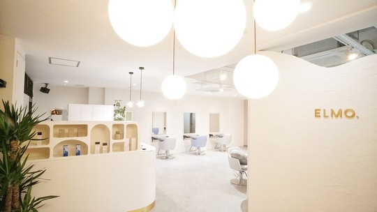 【橘通東】≪社会保険完備・営業時間19時迄・営業中のレッスンOK≫プライベートも大切にしながら成長できる環境です！！トレンドを意識したハイセンスな技術がお洒落に敏感な世代中心に大人気なヘアサロン「hair design ELMO.（ヘアデザインエルモ）」からアシスタント（美容師）の求人★☆