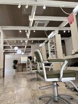 【日田駅】≪日曜定休あり・社会保険完備・最短18時に退勤・サロン駐車場あり≫スタッフ同士の仲が良く働きやすい環境！マツエク、フェイシャルエステ、成人式プロデュースも学べるトータルビューティーサロン「Link Hair&Esthetic（リンクヘアアンドエステティック）」からアシスタント（美容師・理容師）の求人☆★