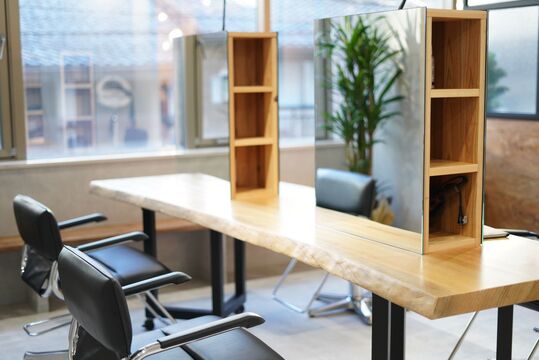 【烏丸】≪指名50〜60％還元／フリー40%還元≫≪自由出勤OK≫≪月給30万円以上も可能≫早回しの委託サロンではなく、一人一人のお客様にしっかり接客していけるサロン！技術面に不安があれば教えて頂ける環境！完全マンツーマンの業務委託サロン「iri（イリ）」からスタイリスト（美容師）の求人☆★