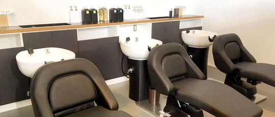 【中山寺】≪社会保険完備≫≪月8日休み≫福利厚生が整っており、しっかりと技術を学べます！コーヒーショップを併設しており、カフェのようなオシャレなサロンです♪BRICK LANE by Ameria（ブリックレーンバイアメリア）からアシスタント（美容師）の求人☆★