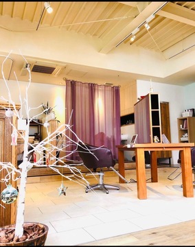 【西鉄二日市駅】≪営業中レッスンOK・月休7,8日・社会保険完備・練習が無ければ18時頃の退勤可能≫地域密着型で多くの大人女性に愛されています。早くて2年でスタイリストデビューが可能なヘアサロン「Pulin-hair room（プリンヘアルーム）」からアシスタント（美容師）の求人★☆