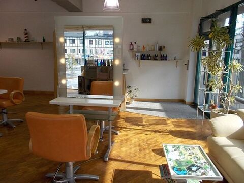 【阪急三国】ほぼマンツーマンでレッスンを見てもらえる環境なので、どんどん成長出来る♪地域密着型のアットホームなサロン“HIMEL hair art’s（ヒメル ヘアー アーツ）”からアシスタント（美容師）の求人♪新卒生・通信生・未経験OK☆★