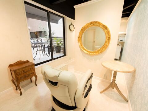 【東三国】≪月給17万円スタート！≫≪プライベート充実≫≪営業中レッスンOK≫退社時間は早いので営業中はしっかり集中して終わってからはしっかり休むスタイルでメリハリのある働き方が可能！自信を持ってスタイリストになれる環境ですよ♪「FRAME hair（フレイムヘアー）」からアシスタント（美容師）の求人☆☆