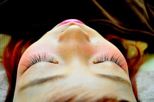 【梅田】大阪に店舗展開するアイラッシュサロン“エメローズ”社会保険完備★実動8時間★未経験も歓迎♪技術・カウンセリング・接客など充実の研修プログラムを用意しています！チームワーク力が自慢のサロンからアイデザイナーの求人です☆☆