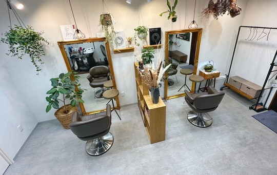 【南福岡】≪完全週休2日制・手荒れに優しいシャンプー使用・高単価≫プライベートも充実できる環境です！！少人数制のためお客様と向き合った施術ができるヘアサロン「sui hair salon（スイヘアーサロン）」からスタイリスト（美容師）の求人★☆