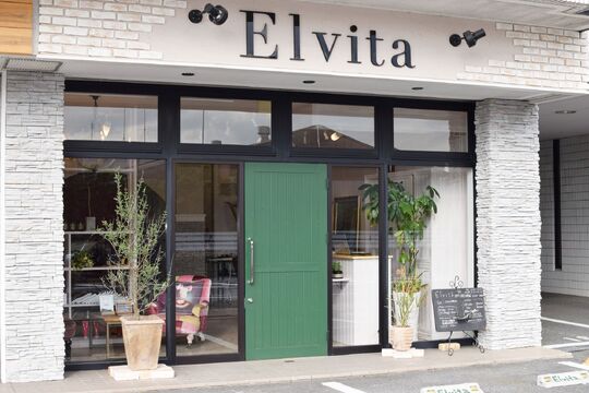 【栗東駅】≪入客チャンス抜群≫≪夏季・年末年始休暇あり≫スピード重視ではなく、お客様との時間を大切にしたい方必見！！こだわりの薬剤と丁寧な接客が好評！！アットホームな環境で働ける「Elvita（エルヴィータ）」からスタイリスト（美容師）の求人☆★