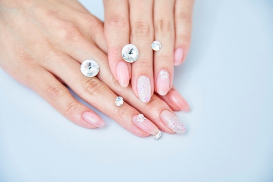 【天王寺】≪1人1人に合わせたライフスタイルが過ごせる自由出勤制≫≪1級上級の方は系列の深爪強制サロンも相談OK≫自爪に優しい施術とお客様に寄り沿ったデザイン提案を両立〇「smile nail life」をコンセプトに、お客様に「笑顔」と「自信」に満ち溢れた日々をお送りする「iRo nail atelier（イロネイルアトリエ）」からネイリスト（ネイル）の求人★☆★