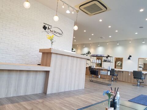 【草津】≪月8,9日休み≫≪社会保険完備≫≪毎月1回、日曜休みあり≫≪ママさん美容師も歓迎≫平均客単価1万円以上の高単価サロン！年間休日115日と業界最高水準なのでプライベート充実！入客スタイルはマンツーマンでも掛け持ちでも可能！スタッフの個性を活かして活躍してもらいます◎「HAIR DESIGN Kizuna（ヘアーデザインキズナ）」からスタイリスト（美容師）の求人★☆