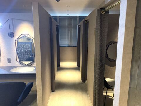 【京都駅】≪月8日休み≫≪月給20万円≫≪社会保険完備≫≪未経験OK≫研修中もお給料があるので安心して働けるサロン！営業時間内レッスンも可能◎平均退社20時！「Sour un（スールアン）」からアイリスト（まつげエクステ・アイデザイナー）の求人☆☆