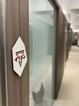 【池袋】≪未経験でも月給26万円スタート≫≪AIで学べるメンズサロン≫≪完全週休2日＆残業ゼロのホワイトサロン≫スタッフファーストの人気店「イケメン製作所 池袋店（イケメンセイサクジョイケブクロテン）」からアイブロウリストの求人☆★