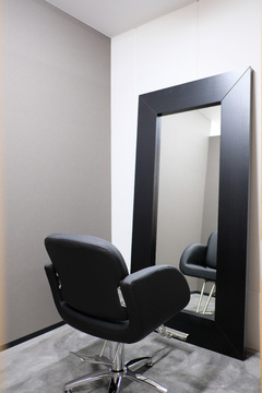 【放出】週1日～OKの自由出勤！！自分でライフワークバランスを決められるサロン！！≪1日7000～15000円最低保障給あり≫≪指名50～70％／フリー40～50％≫土日休みOK＆時短勤務のママさん美容師もOK！！「BLINK 放出（ブリンクハナテン）」からスタイリスト（美容師）の求人☆★