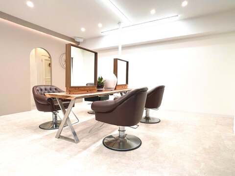 【江坂】≪月8,9日休み≫≪月給30万円保障≫≪有給休暇あり≫≪社会保険完備≫入客チャンスも多く！条件◎！抜群の高待遇が整ったお店！「un le pont（アンルポン）」からスタイリスト（美容師）の求人☆★