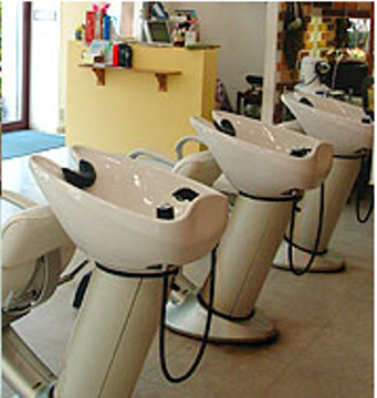 【摂津本山】≪社会保険完備≫≪平均18:50退勤≫≪月8,9日休み≫土日はレッスンなし！仕事とプライベートとメリハリをつけて働くことが出来る環境です！アットホームな地域密着型サロン「COSMOS（コスモス）」からアシスタント（美容師）の求人☆★