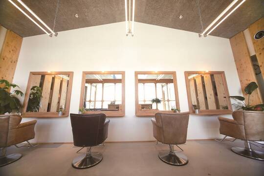 【保加町】≪社会保険完備・平均退勤時間19時・第3日曜日お休み・マンツーマン接客・カットカラー2時間枠≫正社員と時短正社員の働き方を選べます！美容師さんの手荒れをなくすことを目標に薬剤選定や設備投資に力を入れているサロン「Hair design aim（ヘアーデザインアイム）」からスタイリスト（美容師）の求人☆★☆