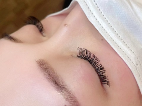 【元町・中華街】≪髪色、ネイル自由・自由度の高い勤務体系・社会保険加入可能≫丁寧な接客とレベルの高い施術で、高評価の口コミ多数！仕事とプライベートを両立させられて、スタッフ満足度も高いサロン「Showers.（シャワーズ）」からアイリスト（まつげエクステ・まつげパーマ・アイブロウ）の求人☆☆