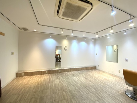 【近江八幡駅】≪自由出勤制≫≪マンツーマン施術か掛け持ちスタイルが選べるサロン≫≪パートの方は社会保険加入可能≫≪土日休みOK≫≪総売上50％還元≫ブランクがあってカットに自信がない方へ、全国で講師をしているオーナーからカットトレーニングもしてもらえるので、安心して働けます「harakara（ハラカラ）」からスタイリスト（美容師）の求人☆☆