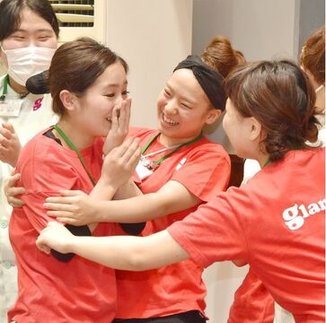 【なんば】大阪の有名美容専門学校から教員の募集！美容師の経験を活かし、美容師の楽しさや素敵さを生徒に伝えていくお仕事！！夢に溢れる生徒さんをサポートしていくと同時に自分自身も成長できる環境です！！！グラムール美容専門学校から教員の求人☆★