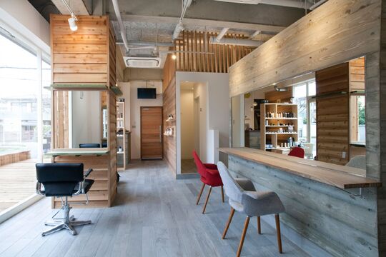 【大和八木】≪社会保険完備≫≪デビュー最短1年！≫今までにない教育システムで早期スタイリストデビュー可能！こだわり抜かれたオシャレな店内で活躍できますよ！「hair_TISM（ヘア ティズム）」からアシスタント（美容師）の求人☆★☆