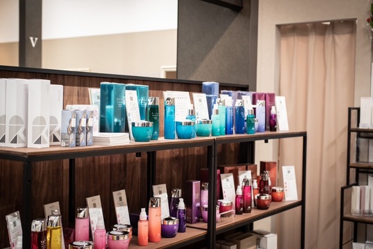 【西小倉】≪Aujua取り扱い・カラーやデザインテクニックを取得可能・社会保険完備・休日数の選択OK≫20〜30代のお客様が多数ご来店！歩合給もつきやすく高月給が目指せるヘアサロン「半個室サロン THE LAUGHTER by Loves Laughs 戸畑朝日ヶ丘店（ハンコシツサロンザラフターバイラブズラフズトバタアサヒガオカテン）」からスタイリスト（美容師）の求人★☆