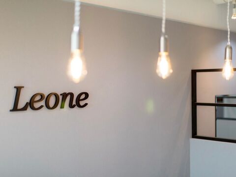 【売布神社】≪完全週休2日制／年間休日120日！≫≪1日3名の入客で帰宅OK≫≪社会保険完備≫働く時間が短くなるのにお給料UP！頑張り次第で40万円以上稼ぐことも可能！頑張り次第で50万円以上稼ぐことも可能！ママさん美容師も正社員で働ける「Leone 売布神社店（レオネメフジンジャテン）」からスタイリスト（美容師）の求人☆★