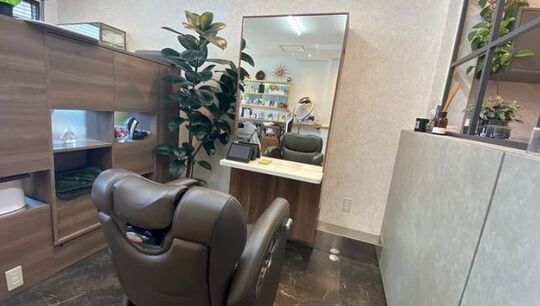 【博多駅】≪完全週休二日制・高月給スタート・社会保険あり≫幅広い技術はもちろん明るいカラーも得意！！メリハリを大切にして長くお仕事ができる小規模×少人数のヘアサロン「Sow by George（ソウバイジョージ）」からアシスタント（美容師）の求人☆★☆