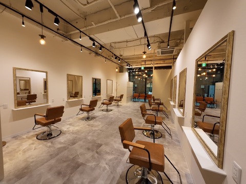 【梅田】≪未経験・通信生・新卒生歓迎≫≪完全週休2日制≫≪社会保険完備≫≪デビューまで2年前後≫≪土日休み・連休OK≫≪実働8時間≫落ち着いたプライベート空間での丁寧な施術が人気のサロン！充実のカリキュラムでしっかり技術を身に付けたい方必見！「francesca.（フランチェスカドット）」からアシスタント（美容師）の求人☆★