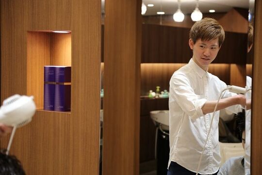 【けやき通り】≪社会保険完備≫長く通われている方も多く幅広い世代のお客様が来店♪サロンワークを中心とし、日々の実践で技術を高めていく「 Hair Salon OKi（ヘア サロン オキ）」からアシスタント（美容師）の求人☆☆