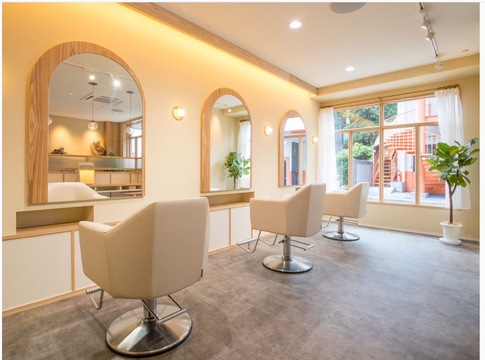 【JR和歌山駅】≪未経験・新卒生OK≫≪研修中給料あり≫≪客単価1万円以上≫≪最短16時に退勤可能≫≪ママさんの応募歓迎≫ヘッドスパの入客で歩合給発生！ハサミ持たない美容師多数在籍！「lino（リノ）」からアシスタント（美容室）の求人☆★