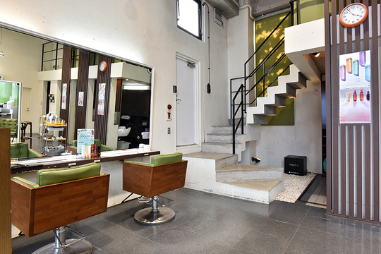 【西横浜】≪完全週休2日制≫≪賞与あり≫≪社会保険完備≫≪店販手当あり≫こだわりの髪質改善メニューが人気のサロン！スキルアップしたい方や、プライベートと両立したい方にオススメのサロンです！「SUPERSESSION HEADLINE（スーパーセッション ヘッドライン）」からアシスタント（美容師）の求人★☆