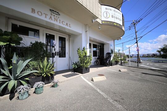 【姪浜駅南】≪完全週休二日制・社会保険完備・高単価≫トレンドも取り入れながらヘアケアに特化！営業時間内のレッスンを有効活用して早期スタイリストデビューができるヘアサロン「BOTANICAL（ボタニカル）」からアシスタント（美容師）の求人★☆