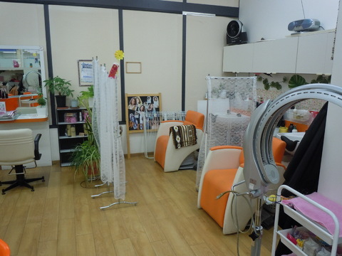 【泗水町】≪営業時間17時迄・16時迄の勤務OK・ダブルワークの相談可能・理容師OK≫子育て中のママさんやブランクのある方も大歓迎です！！小さなお子様からお年寄りまで幅広い年代の方との出会いがある地域密着型のファミリーサロン「美容室WILL マルショク泗水店（ビヨウシツウィルマルショクシスイテン）」からスタイリスト（美容師・理容師）の求人☆★