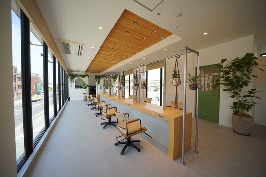 【中山観音】≪社会保険完備≫≪2年以内にデビュー可能≫しっかり学ぶことが出来るレッスン体制が整っているので、確実にスキルアップ可能！店舗展開している地域密着型のサロン「Pap’s de coiffeur 中山観音店（パプスドコワフィールナカヤマカンノンテン）」からアシスタント（美容師）の求人☆★