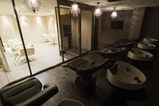 【なんば】≪月8日休み≫≪社会保険あり≫≪日曜休みOK≫≪19時までに退勤≫個室スパも自慢！女性に優しい、長く働ける環境が整う「fing（フィング）」からスタイリスト（美容師）の求人☆☆