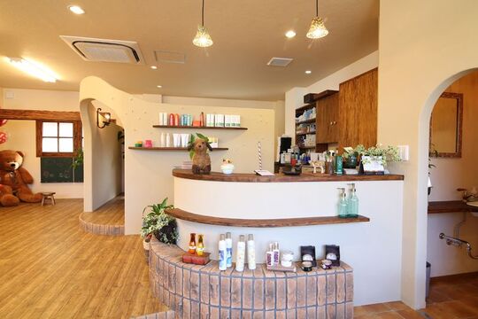 【浜松駅】≪土日休み取得OK≫≪2年でデビュー可≫≪完全週休二日制≫充実した教育体制で着実スキルアップができるサロン！「pique（ピケ）」からアシスタント（美容師）の求人☆★