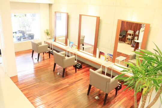 【烏丸】≪月8日休み＆土日休みOK＆連休OK≫≪平均退社時間19時≫≪社会保険完備≫プライベートを大事にしながら、長く仕事を続けられる環境があります！離職率も低く、スタッフの仲が良いのも魅力的「physio SAKAIMACHI（フィジオサカイマチ）」からスタイリスト（美容師）の求人☆★