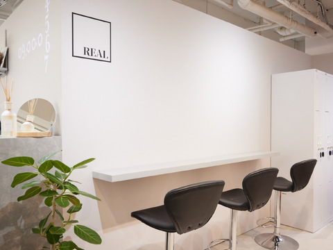 【阿倍野】デザインカラー特化サロン！≪スタイリスト平均月給50万円以上≫≪カットカラー2時間枠≫≪指名50％／フリー45％還元≫≪自由出勤≫≪土日休みや連休OK≫≪マンツーマン施術≫インフルエンサーなどの有名人も通う人気店！ハイトーンなどのトレンドカラーに挑戦したい方にオススメ！「REAL（レアル）」からスタイリスト（美容師）の求人☆★