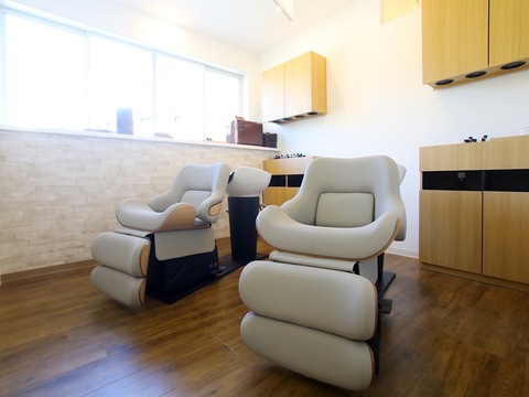 【上郷】≪社会保険完備・月10日休み・営業時間18時まで・実働8時間≫ママさん美容師の方大歓迎！自分のライフスタイルに合わせて働くことができ、半個室もある地域密着型サロン「hair salon id.（ヘアーサロンイド）」からアシスタント（美容師）の求人☆★☆