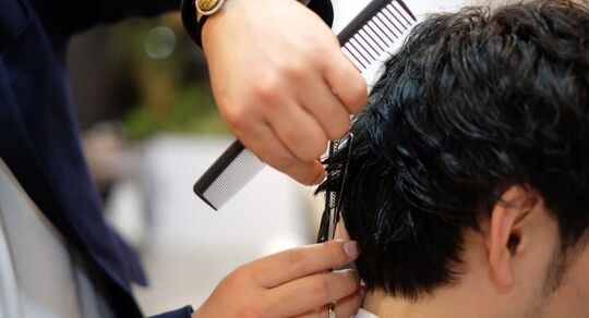 【六甲道】≪月8日休み≫≪有給休暇あり≫≪休憩2時間≫≪社会保険完備≫≪営業内レッスンあり≫気力、体力とも余裕を持ってばちこり働けます！20〜30代の学生やビジネスマンから支持されるメンズサロン「DELIGHT HAIR 六甲道店（ディライトヘアーロッコウミチテン）」から理容師（理容室）の求人★☆