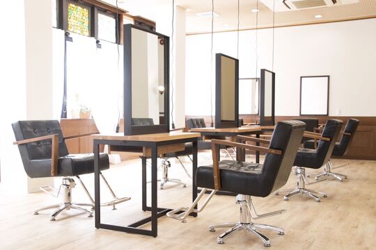 【桂】≪フリー指名に50〜65％還元≫≪2ヶ月間30万円保障あり≫≪自由出勤≫入客チャンスあり！ガッツリ稼ぎたい方もプライベート重視の方もどちらにもオススメ！自分のライフバランスに合わせることができるサロン！「e-style 桂店（イースタイルカツラテン）」よりスタイリスト（美容師）の求人☆★