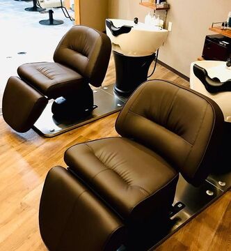 【八幡駅】★★★毎週日曜日がお休み★★★≪社会保険完備・月休8日・有給休暇あり・駅チカ≫19時ごろにほぼ退勤するのでプライベートも充実可能！お仕事、プライベートを充実できる環境でお仕事してみませんか！ オシャレでかわいい20〜30代に人気のヘアサロン「Elmo.（エルモ）」からアシスタント（美容師）の求人★☆