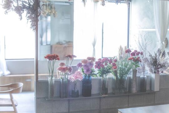 【丸の内】名古屋初！「花屋併設の美容院」お花好きは必見です！平日19時までに退勤も可能でプライベートも充実！お花に囲まれナチュラルオーガニックの香りで癒される空間で一緒に働きませんか！ 「mallow（マロウ）」からアシスタント（美容師）の求人☆★